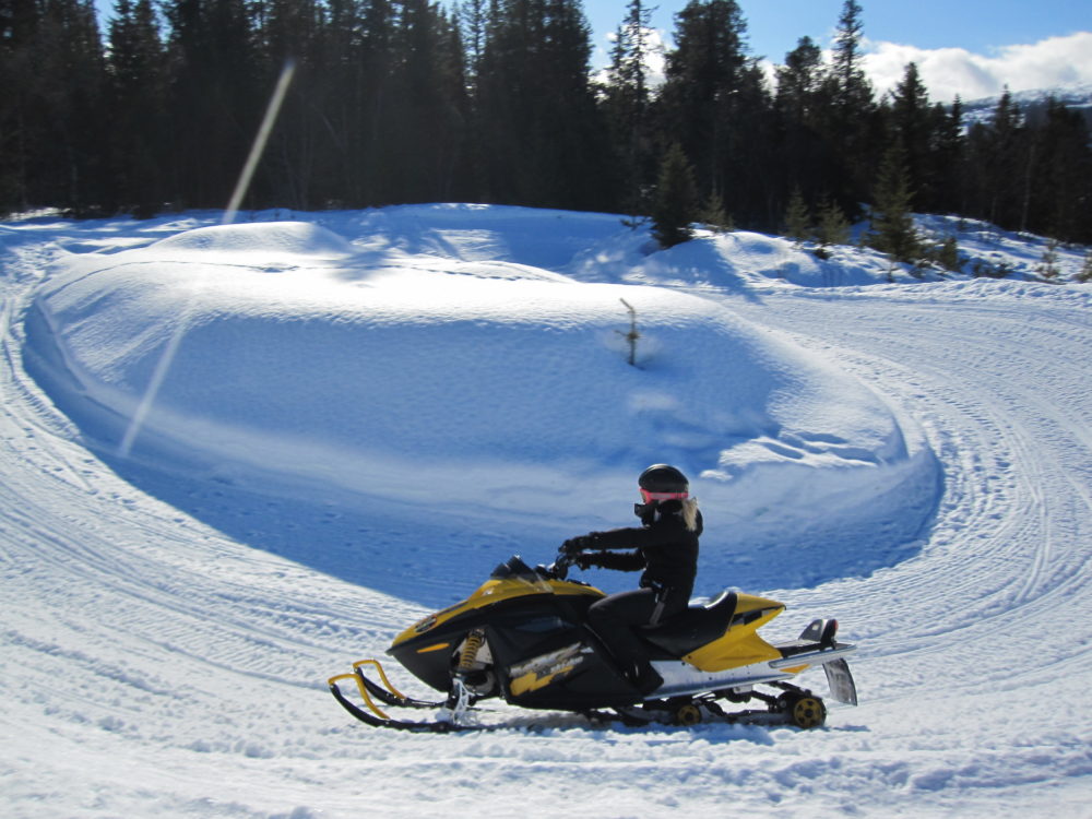 SNØSCOOTER PÅ BANE